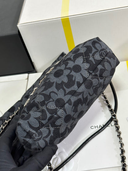 Bolso CC 22 Mini Gris Negro Estampado Camelia Demin Herrajes Plateados 243630