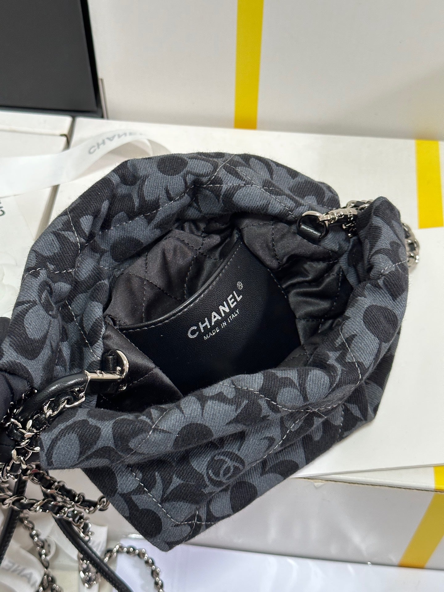 Bolso CC 22 Mini Gris Negro Estampado Camelia Demin Herrajes Plateados 243630