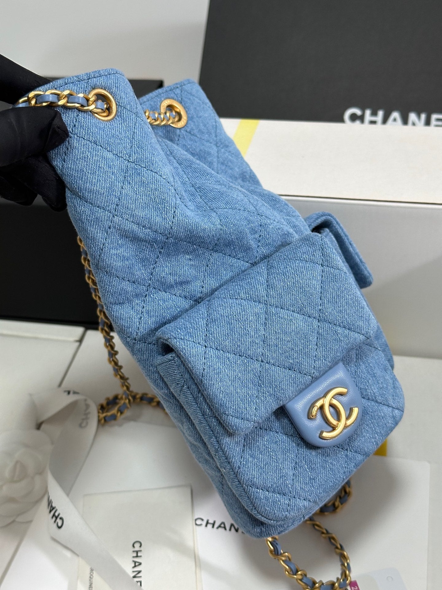 Mochila CC 25C de 24,3 cm, denim lavado azul denim, herrajes dorados 243645