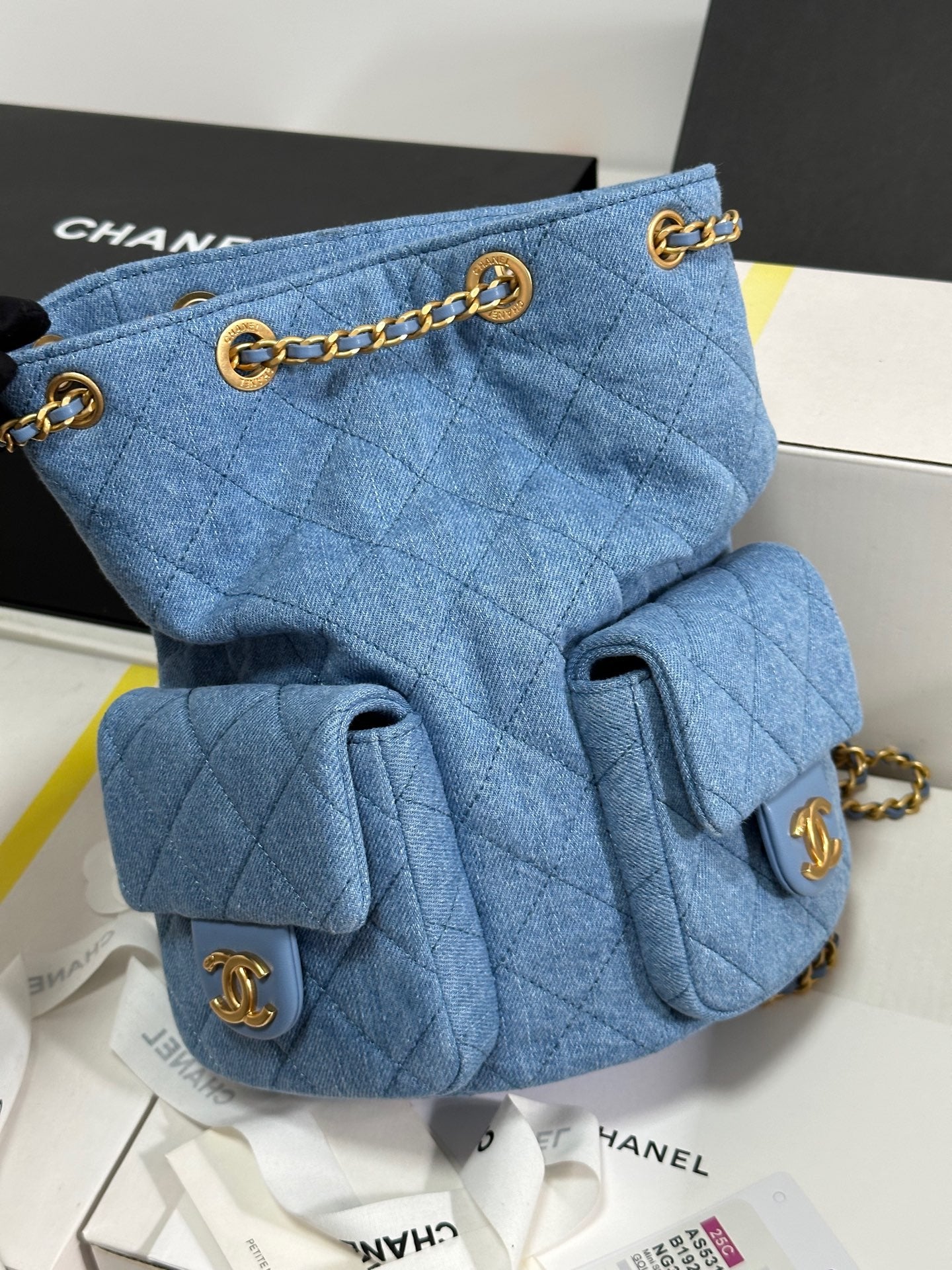 Mochila CC 25C de 24,3 cm, denim lavado azul denim, herrajes dorados 243645