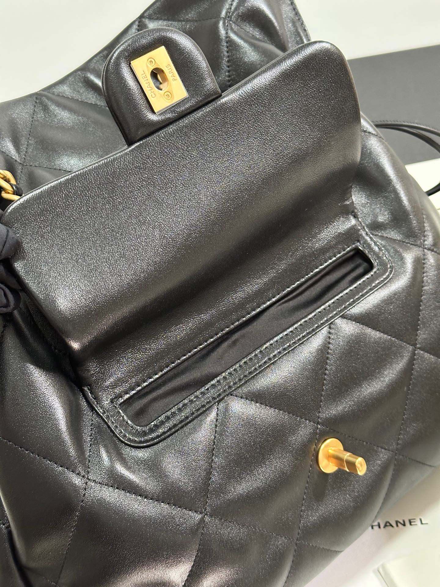 Mochila con cordón CC 25C, piel de cordero negra, herrajes dorados 243655