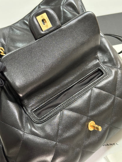 Mochila con cordón CC 25C, piel de cordero negra, herrajes dorados 243655