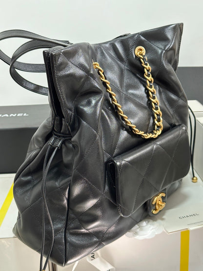 Mochila con cordón CC 25C, piel de cordero negra, herrajes dorados 243655