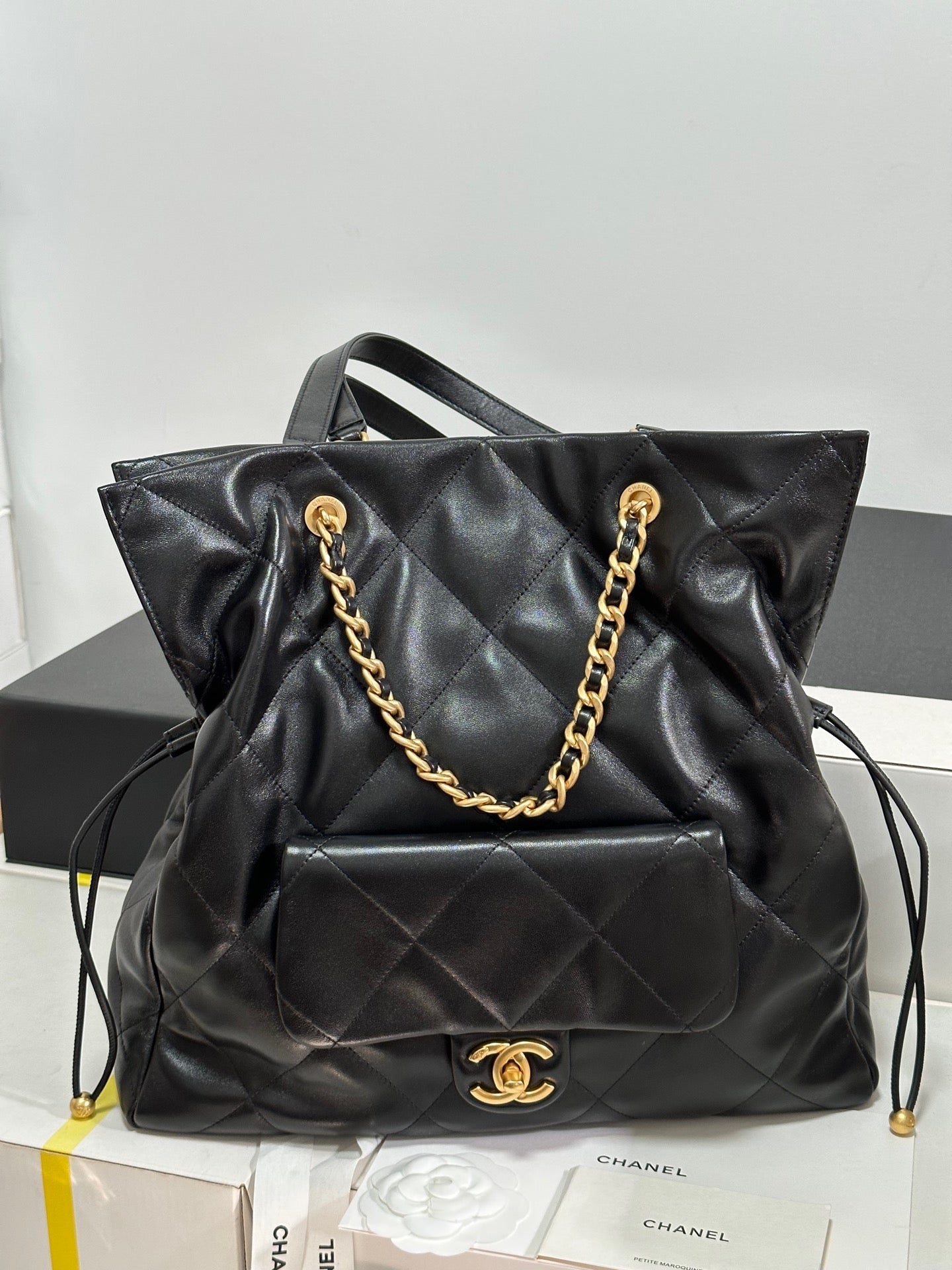 Mochila con cordón CC 25C, piel de cordero negra, herrajes dorados 243655