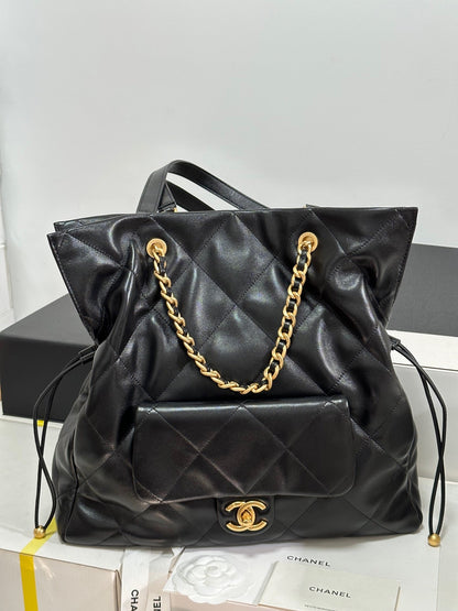 Mochila con cordón CC 25C, piel de cordero negra, herrajes dorados 243655