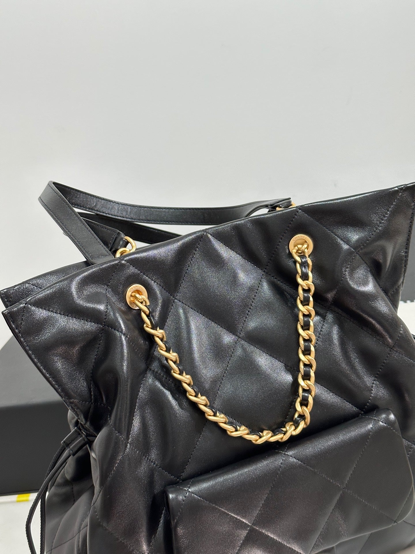 Mochila con cordón CC 25C, piel de cordero negra, herrajes dorados 243655