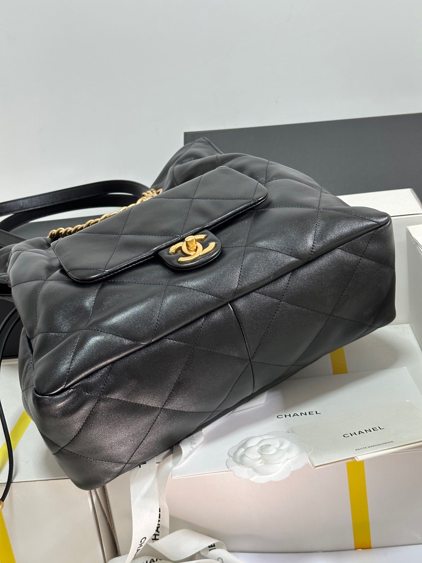 Mochila con cordón CC 25C, piel de cordero negra, herrajes dorados 243655