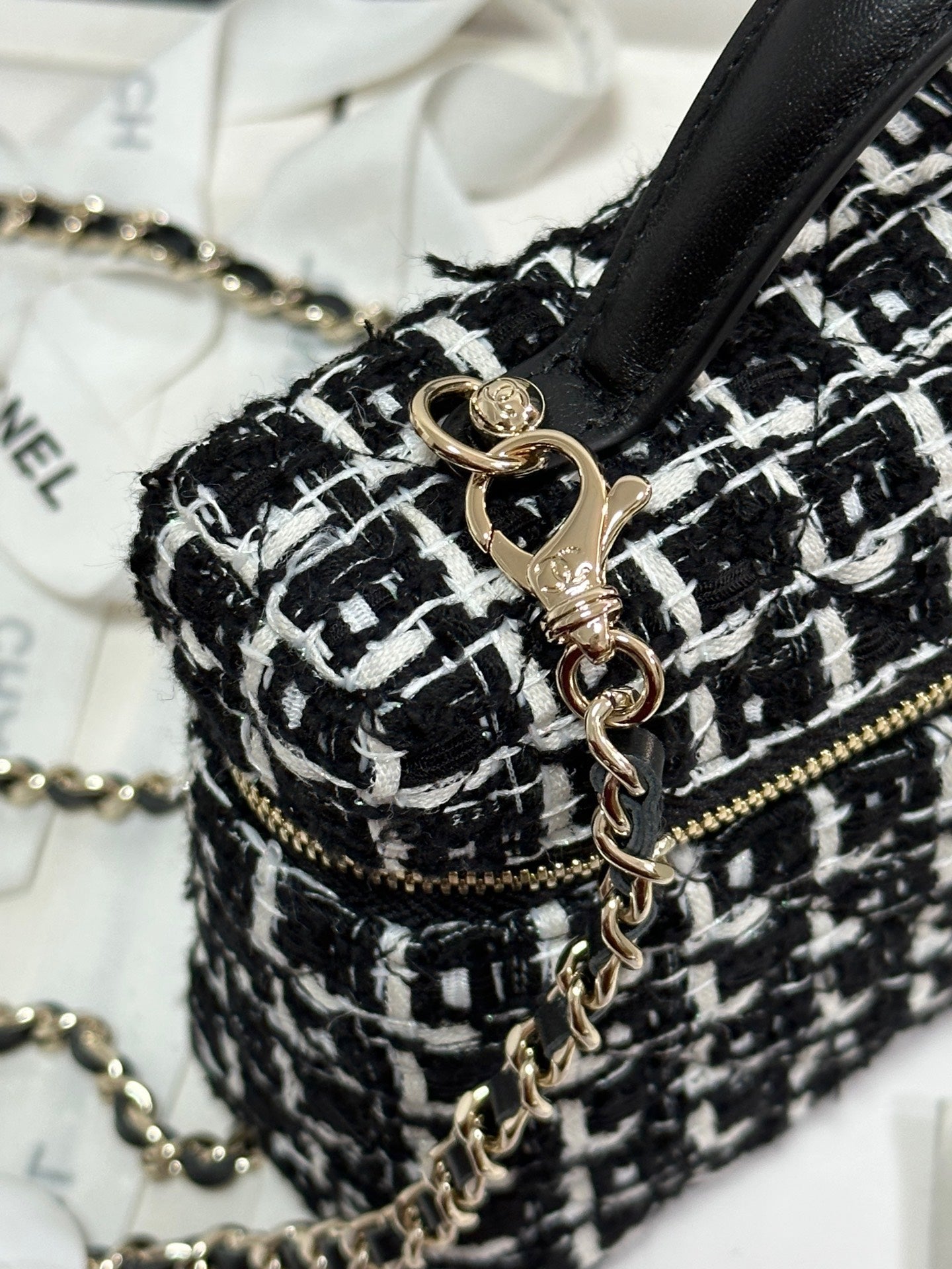Neceser CC 25C de tweed blanco y negro con herrajes en dorado claro 243667