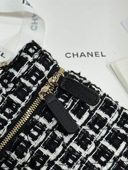 Neceser CC 25C de tweed blanco y negro con herrajes en dorado claro 243667