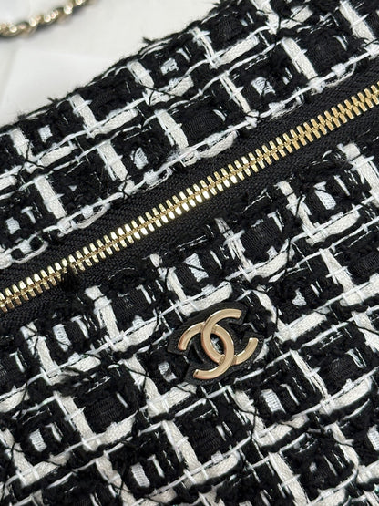 Neceser CC 25C de tweed blanco y negro con herrajes en dorado claro 243667