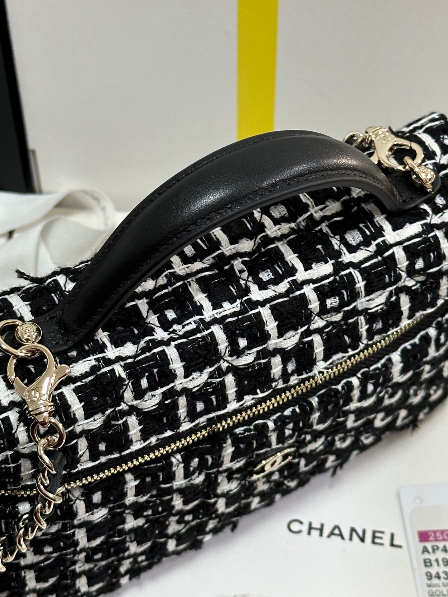 Neceser CC 25C de tweed blanco y negro con herrajes en dorado claro 243667