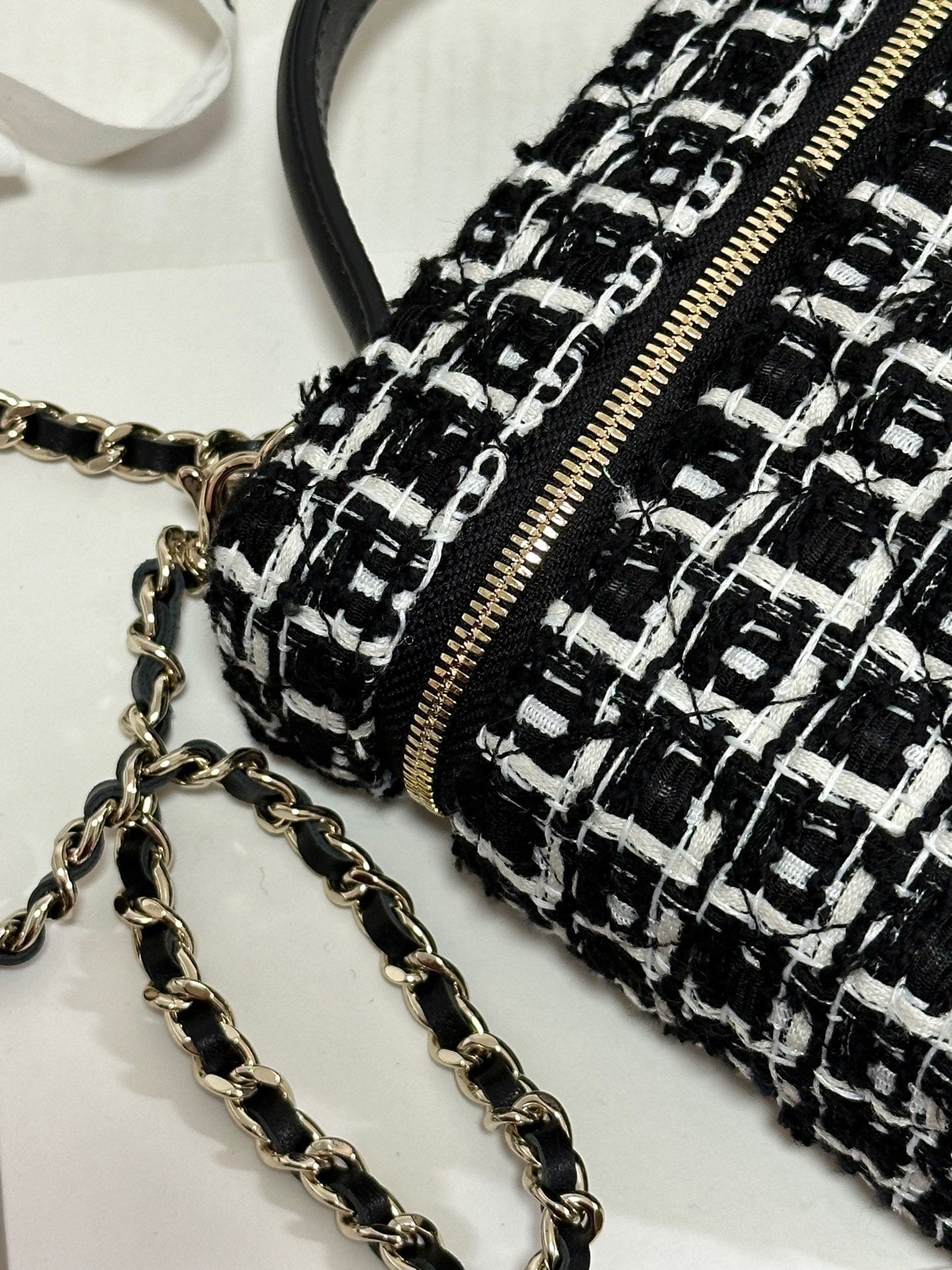 Neceser CC 25C de tweed blanco y negro con herrajes en dorado claro 243667