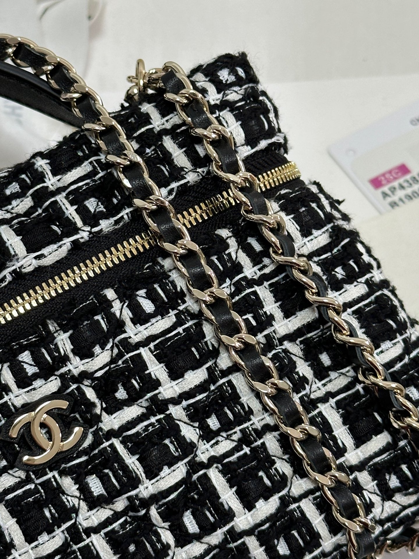 Neceser CC 25C de tweed blanco y negro con herrajes en dorado claro 243667