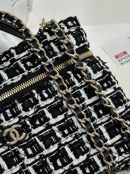 Neceser CC 25C de tweed blanco y negro con herrajes en dorado claro 243667