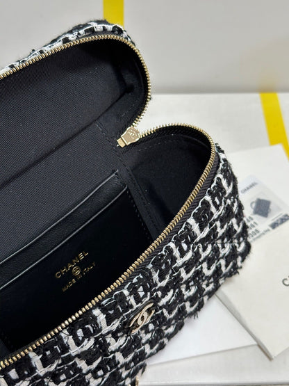 Neceser CC 25C de tweed blanco y negro con herrajes en dorado claro 243667