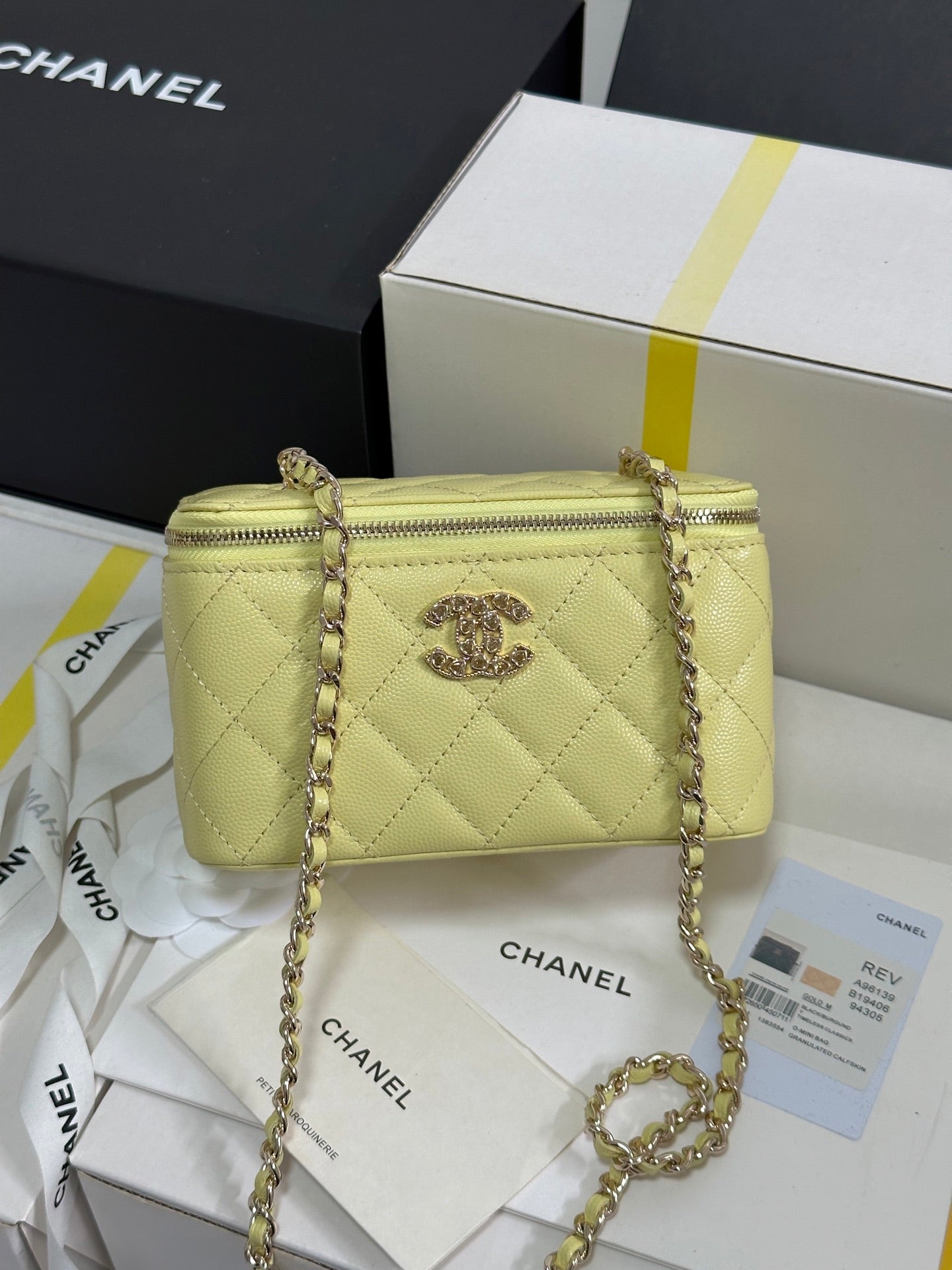 CC 25C Neceser de 17 cm, piel color caviar amarillo, corazón de diamantes de imitación, herrajes en dorado claro 243418