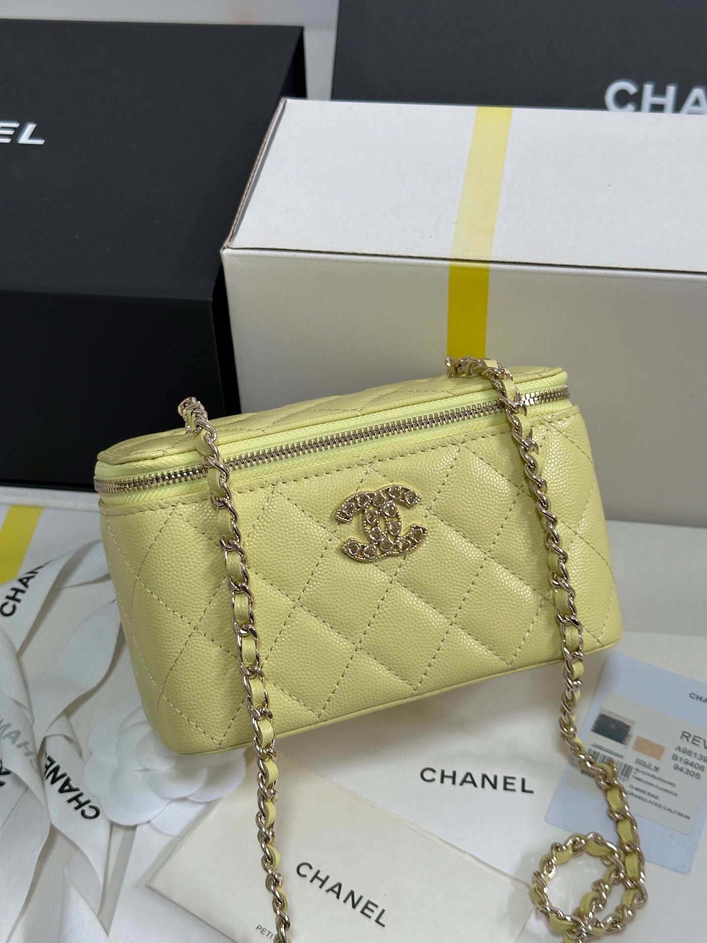 CC 25C Neceser de 17 cm, piel color caviar amarillo, corazón de diamantes de imitación, herrajes en dorado claro 243418