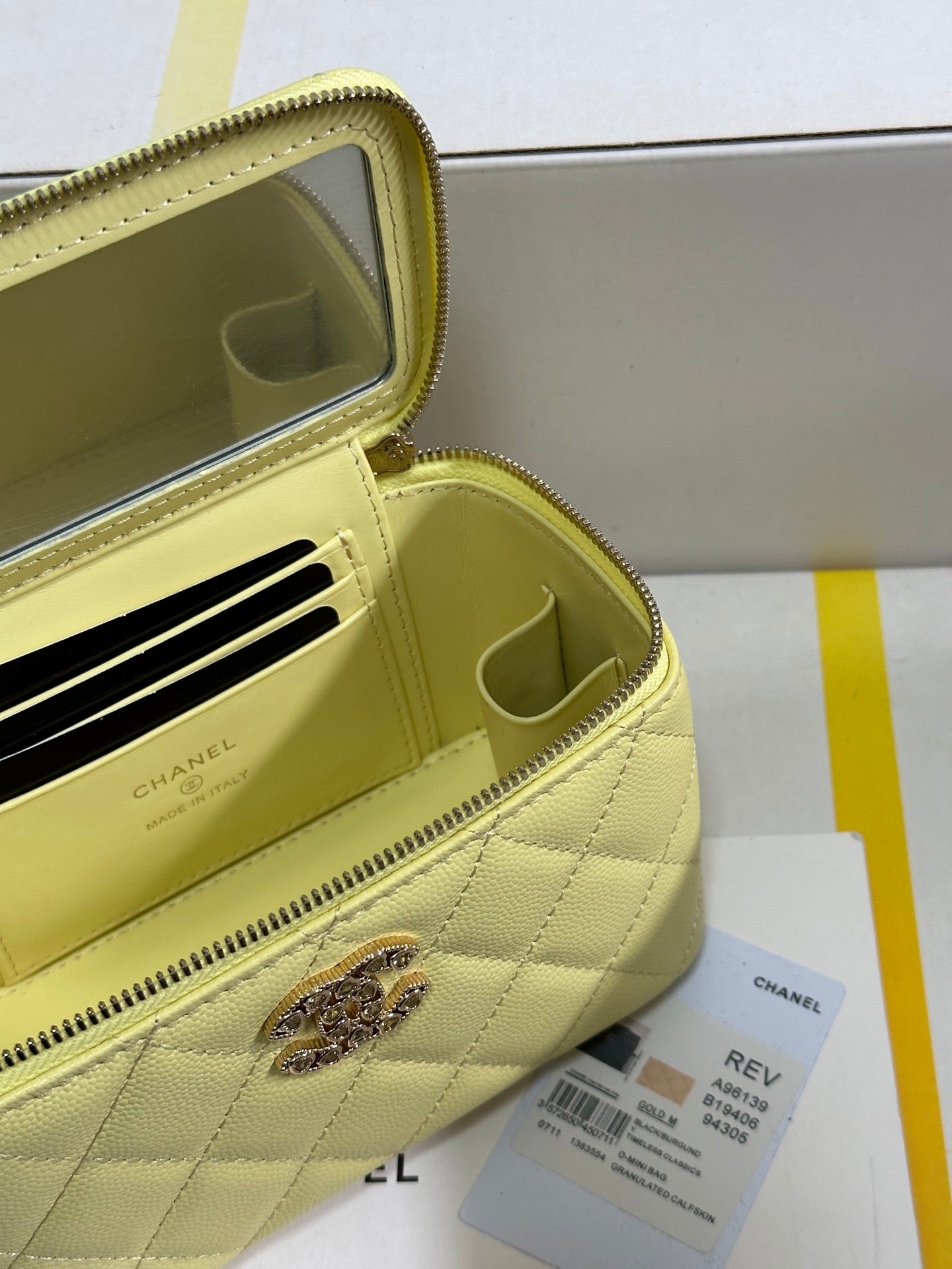 CC 25C Neceser de 17 cm, piel color caviar amarillo, corazón de diamantes de imitación, herrajes en dorado claro 243418