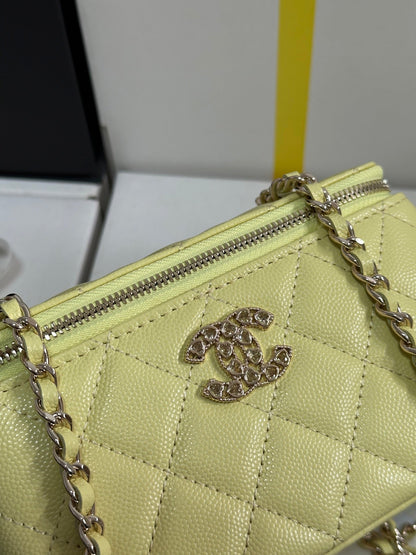 CC 25C Neceser de 17 cm, piel color caviar amarillo, corazón de diamantes de imitación, herrajes en dorado claro 243418