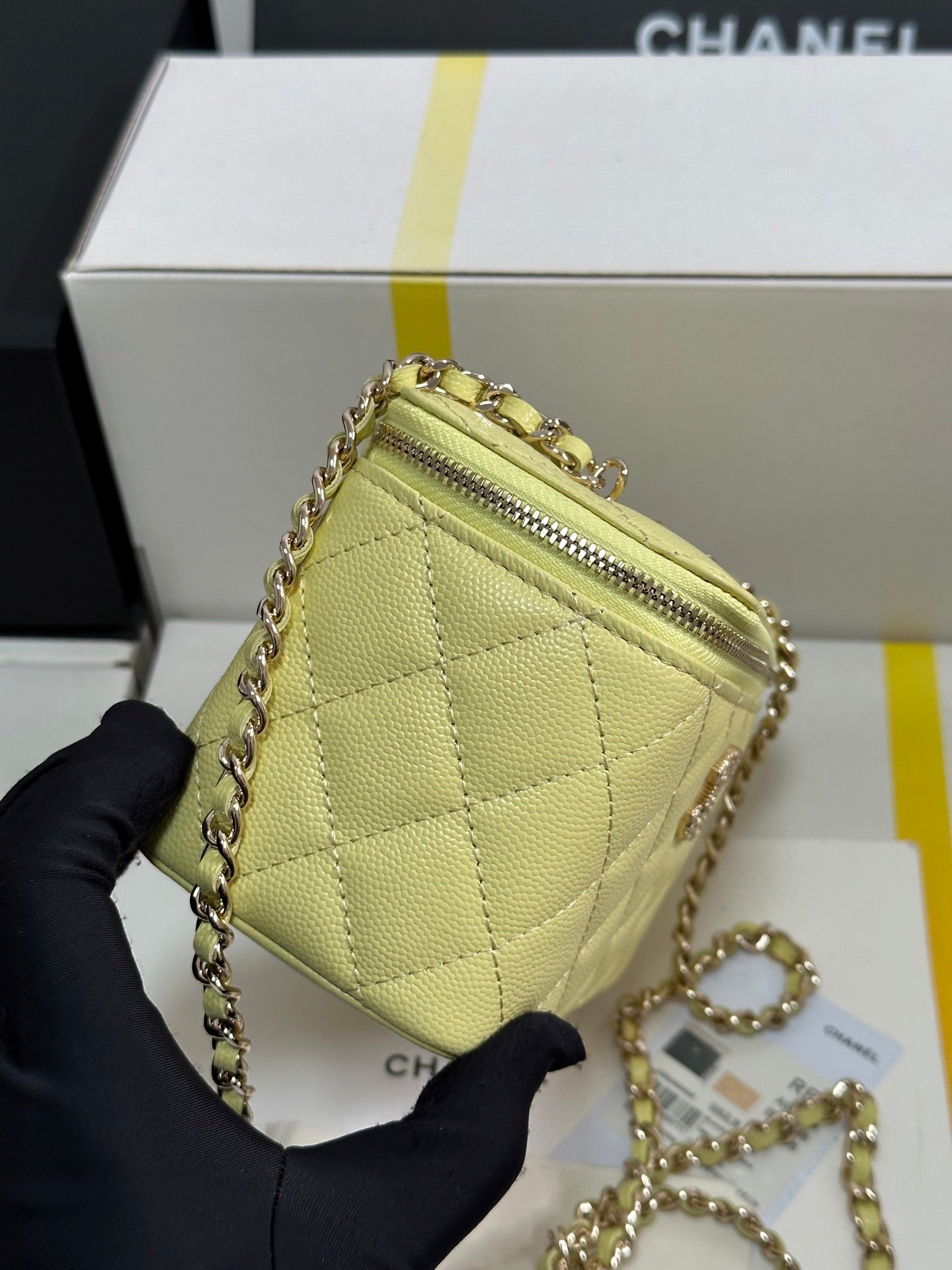 CC 25C Neceser de 17 cm, piel color caviar amarillo, corazón de diamantes de imitación, herrajes en dorado claro 243418