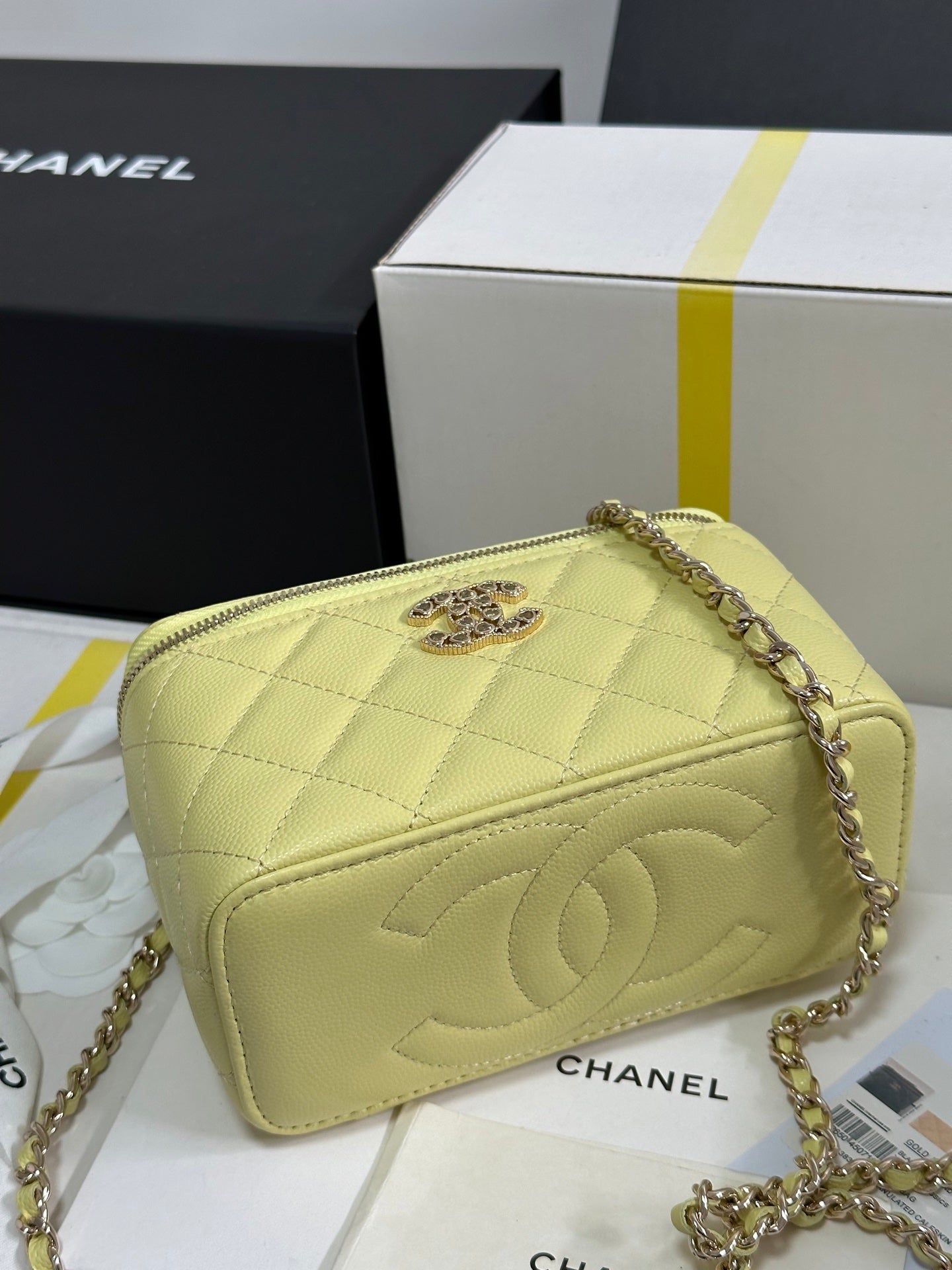 CC 25C Neceser de 17 cm, piel color caviar amarillo, corazón de diamantes de imitación, herrajes en dorado claro 243418