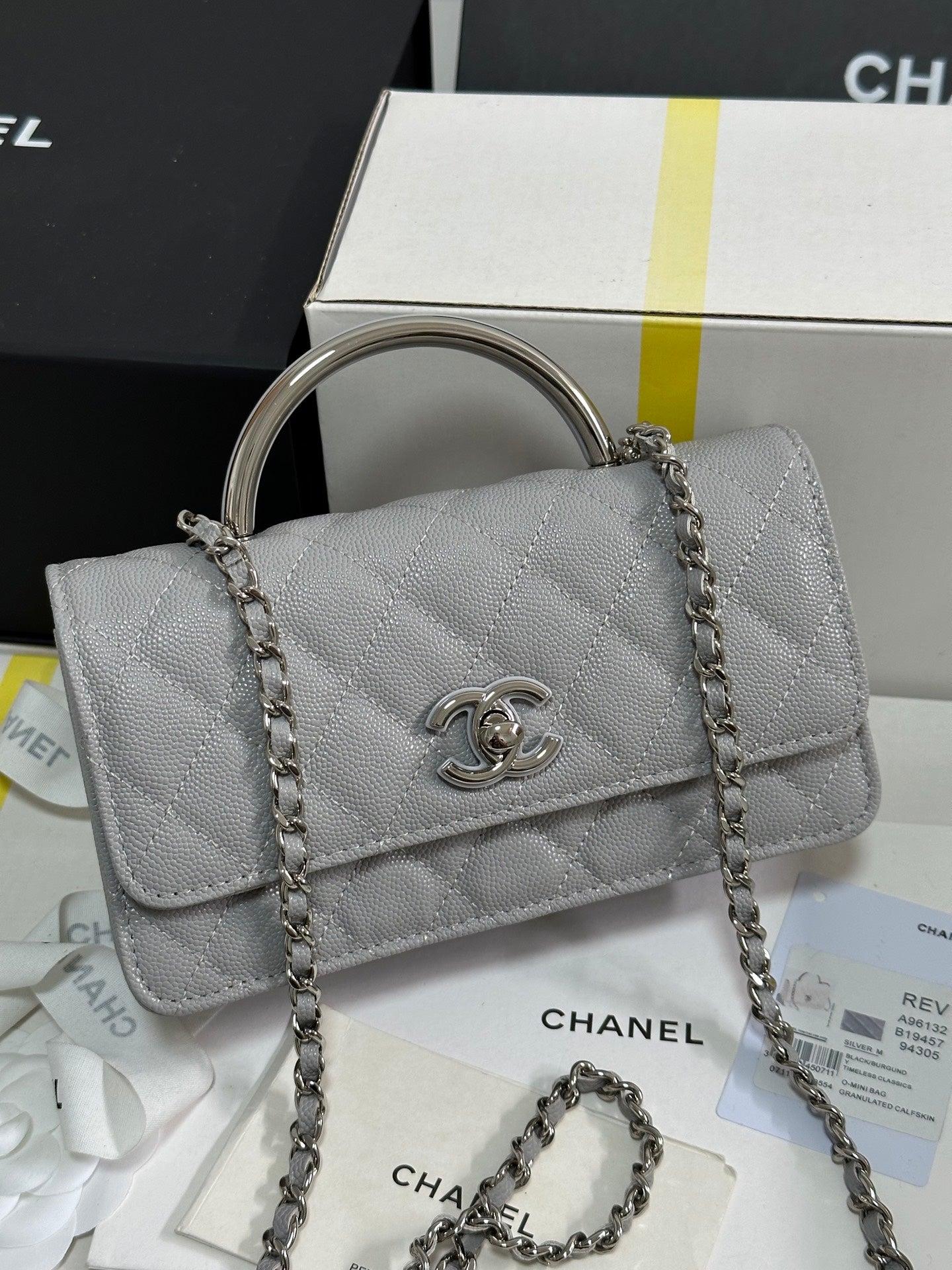 Portefeuille CC 25P avec poignée Woc 17 cm en cuir gris clair et accessoires argentés 243436