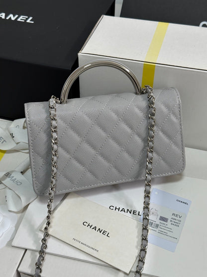 Portefeuille CC 25P avec poignée Woc 17 cm en cuir gris clair et accessoires argentés 243436