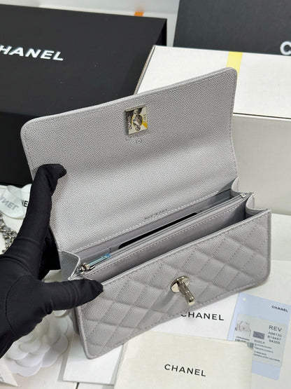 Portefeuille CC 25P avec poignée Woc 17 cm en cuir gris clair et accessoires argentés 243436