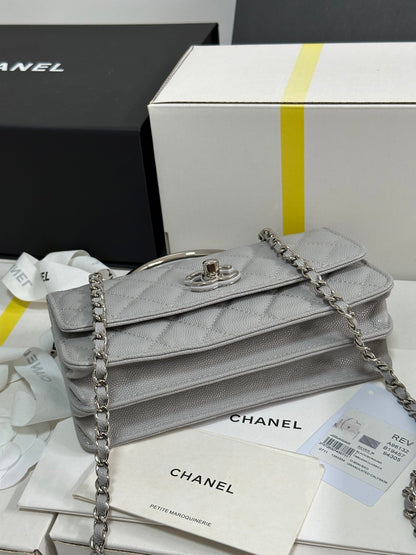 Portefeuille CC 25P avec poignée Woc 17 cm en cuir gris clair et accessoires argentés 243436