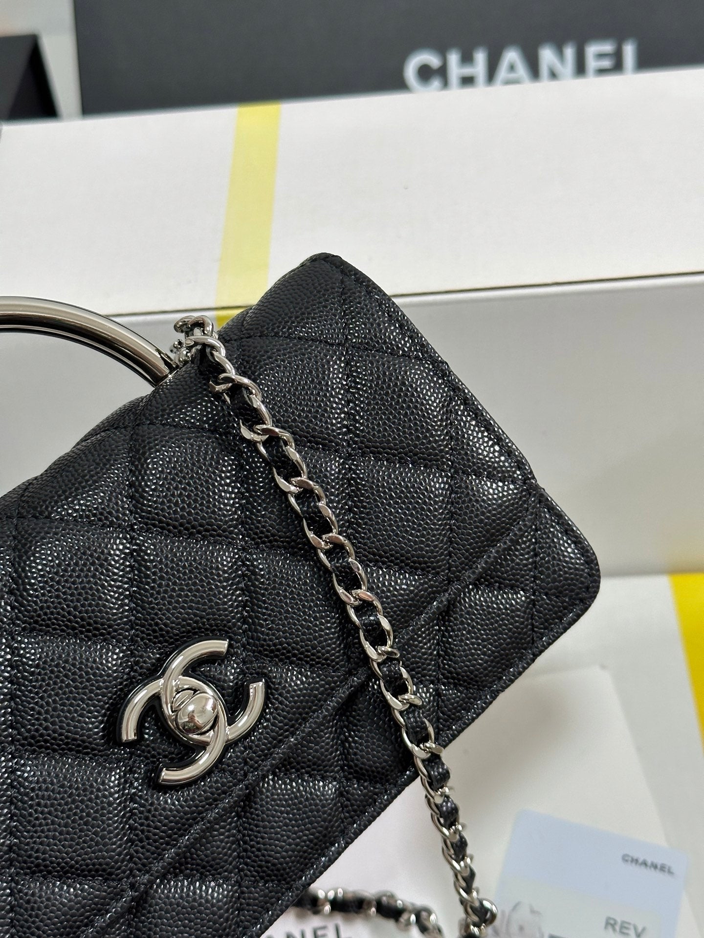 Cartera CC 25P con asa Woc de 17 cm, piel negra y herrajes plateados 243445