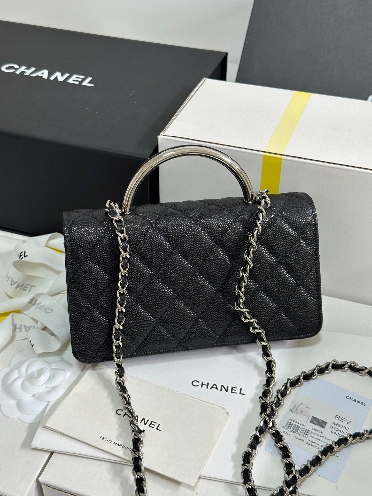 Cartera CC 25P con asa Woc de 17 cm, piel negra y herrajes plateados 243445