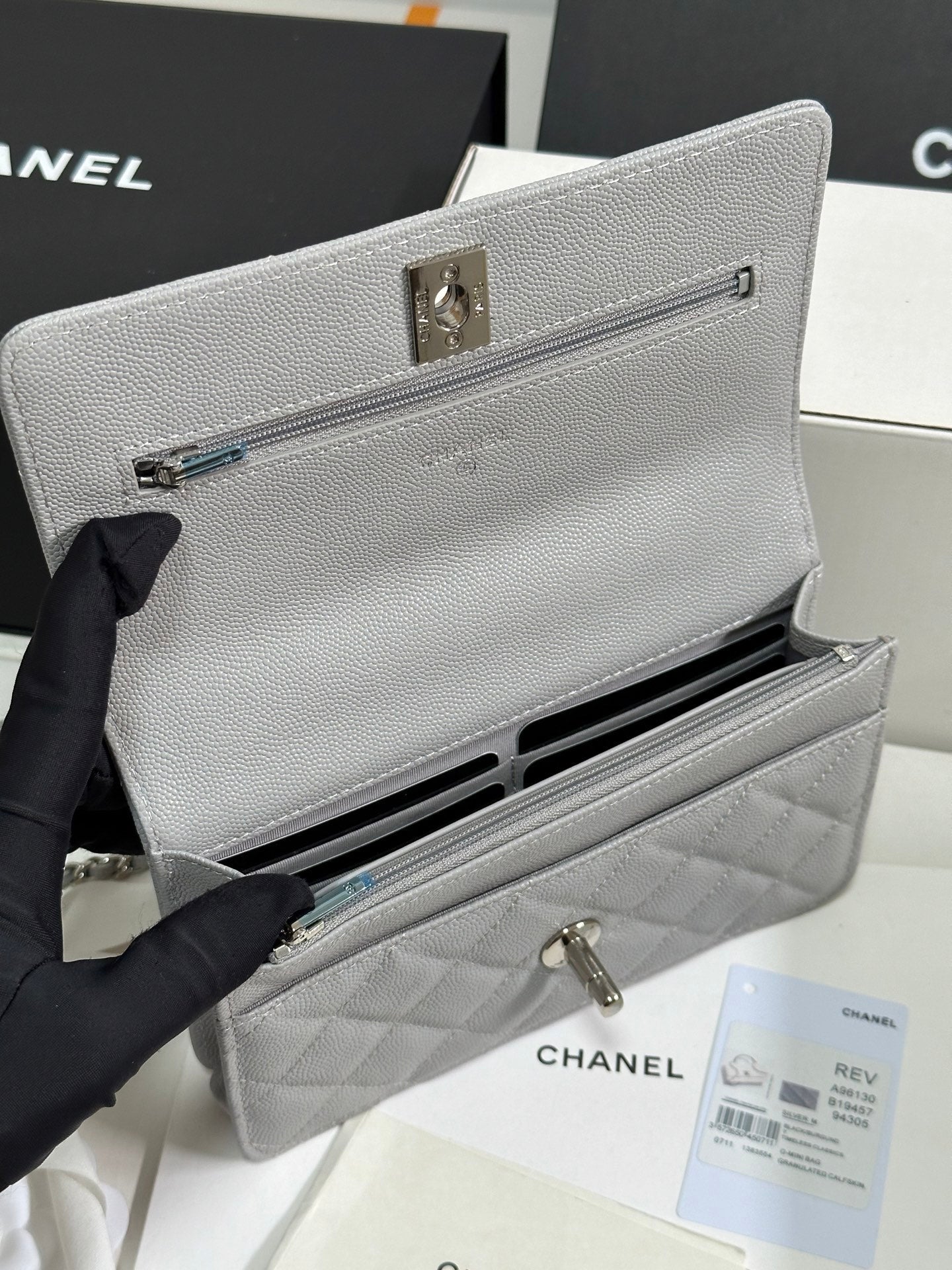 Cartera CC 25P con asa Woc de 19 cm, piel gris claro, herrajes plateados 243454