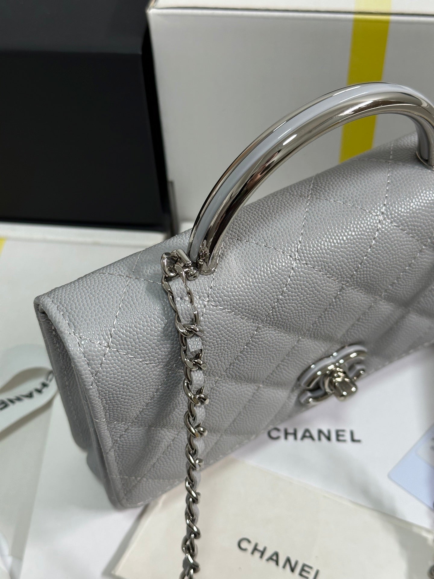 Cartera CC 25P con asa Woc de 19 cm, piel gris claro, herrajes plateados 243454