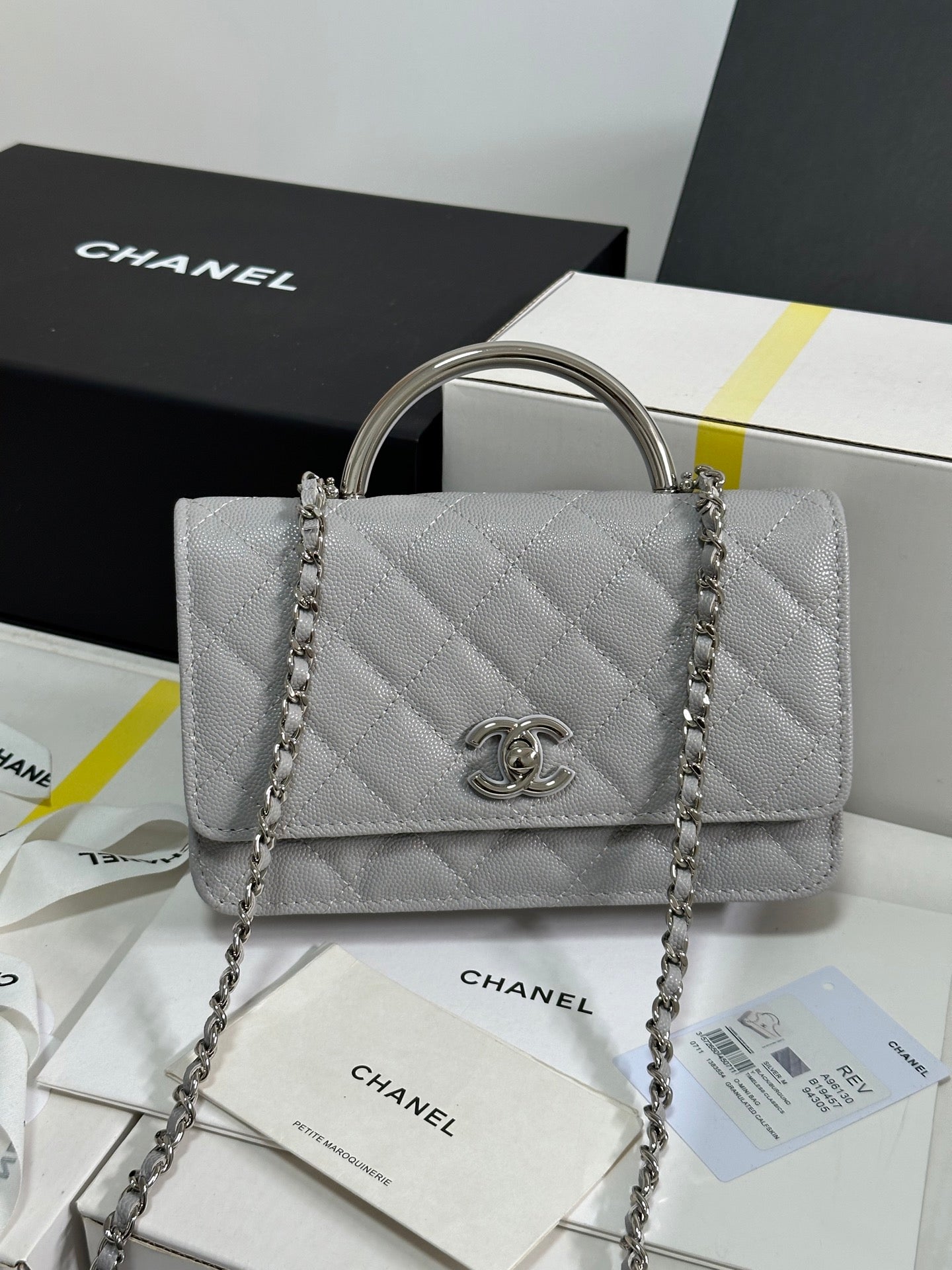 Cartera CC 25P con asa Woc de 19 cm, piel gris claro, herrajes plateados 243454