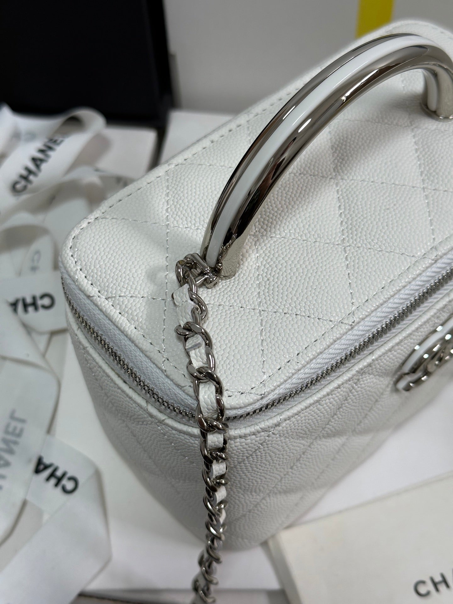 Neceser CC 25P de 17 cm, piel blanca, herrajes plateados 243460