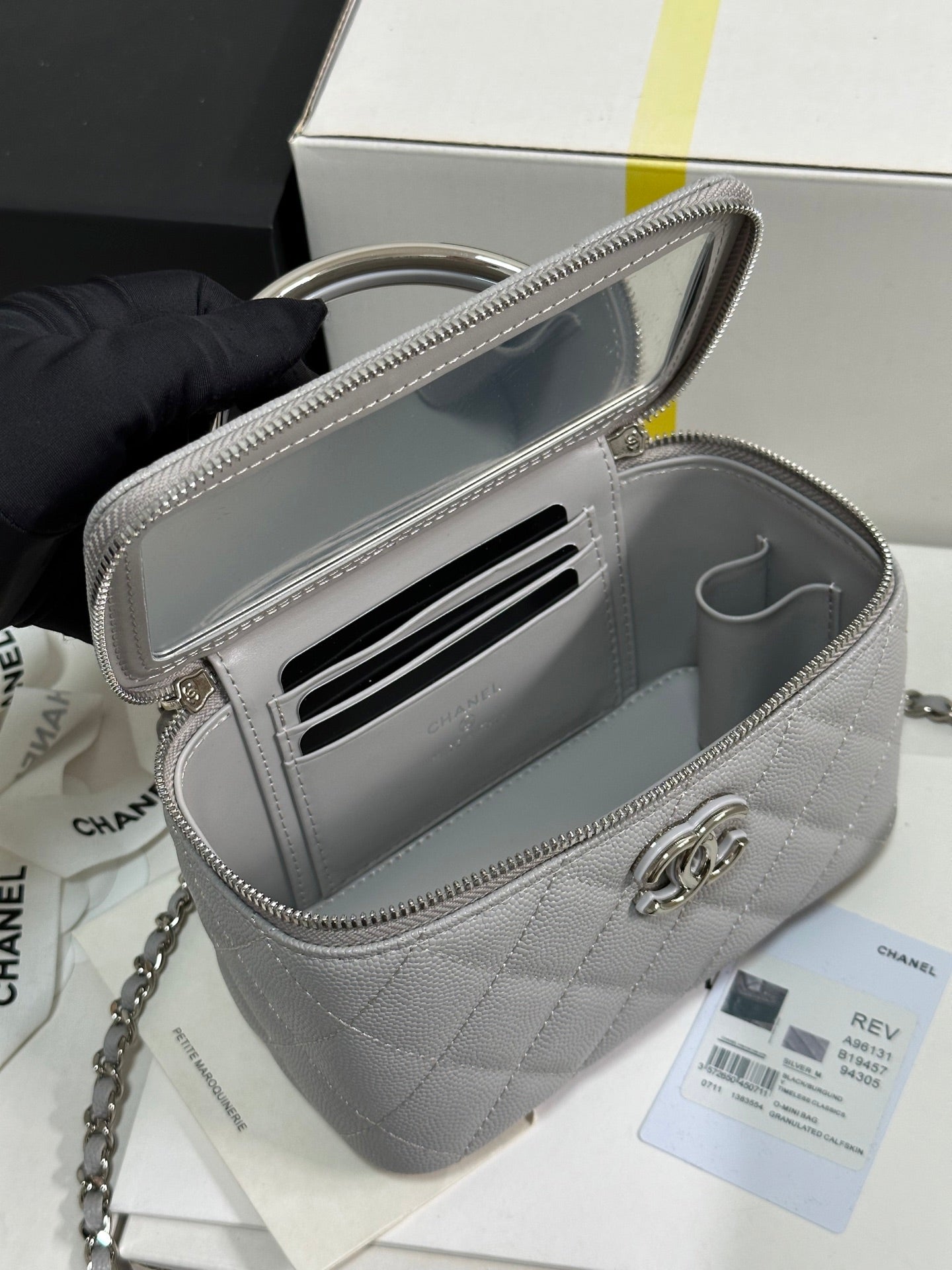 Neceser CC 25P de 17 cm, piel gris claro, herrajes plateados 243466