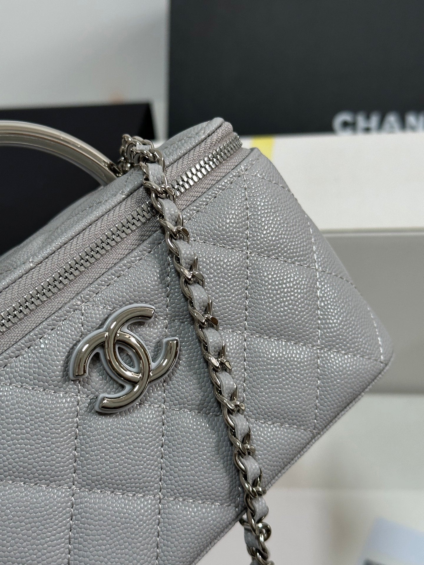 Neceser CC 25P de 17 cm, piel gris claro, herrajes plateados 243466