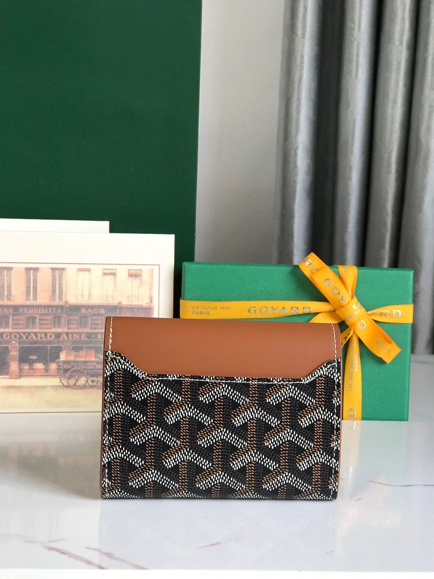 CARTERA SAINT-GABRIEL 12 EN PIEL DE BECERRO COLOR MARRÓN Y LONA GOYARDINE NEGRA