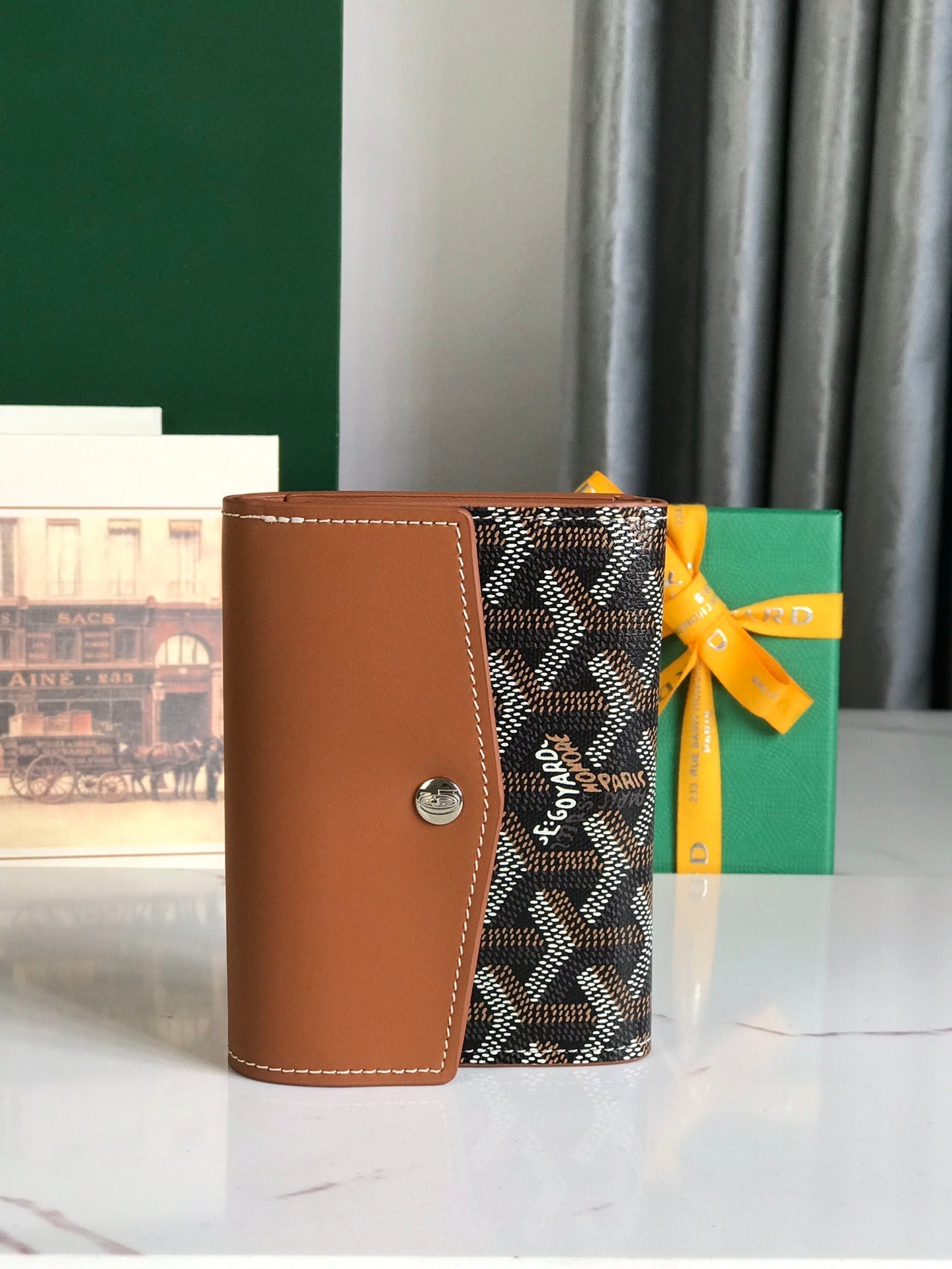 CARTERA SAINT-GABRIEL 12 EN PIEL DE BECERRO COLOR MARRÓN Y LONA GOYARDINE NEGRA