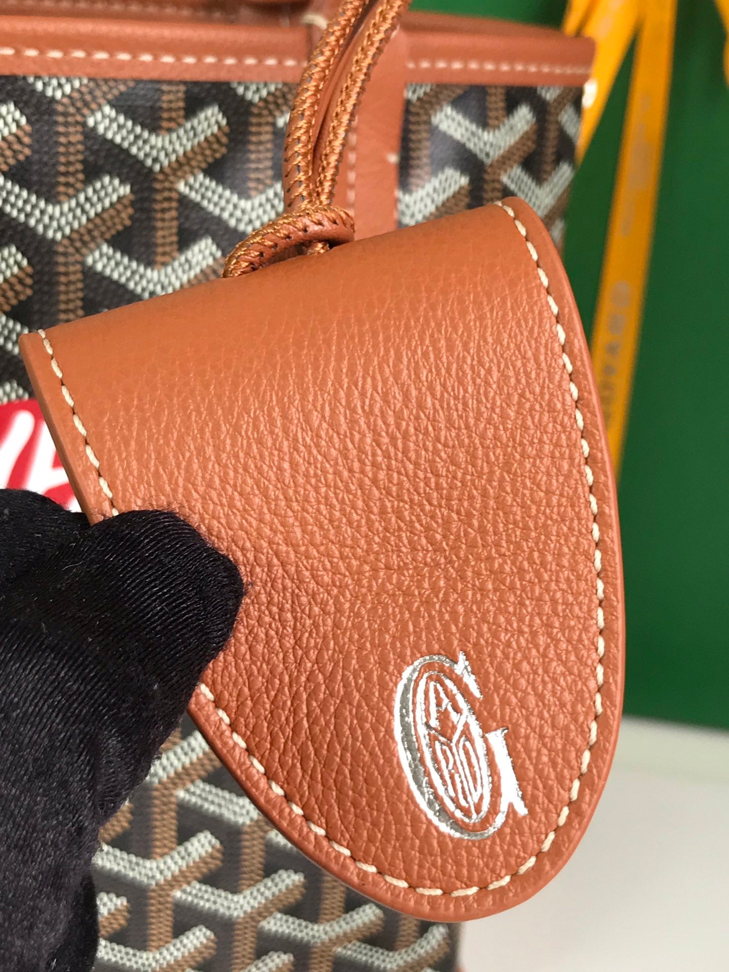 BOLSO ANJOU MINI 20 EN PIEL DE BECERRO COLOR MARRÓN Y LONA GOYARDINE NEGRA