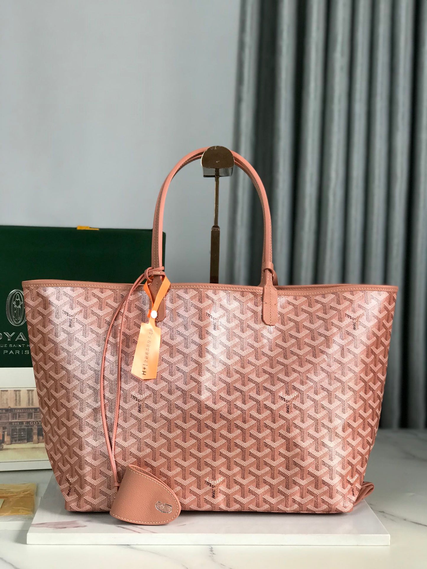 Bolso Saint Louis PM de 34 cm en lona rosa con estampado de chevrolet y piel de becerro