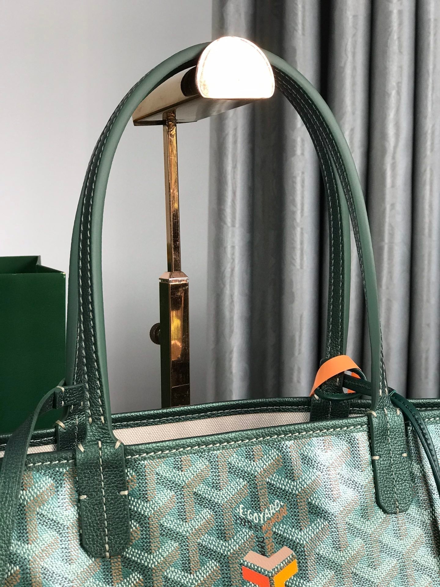 Bolso Saint Louis PM de 34 cm en lona verde con estampado de chevrolet y piel de becerro