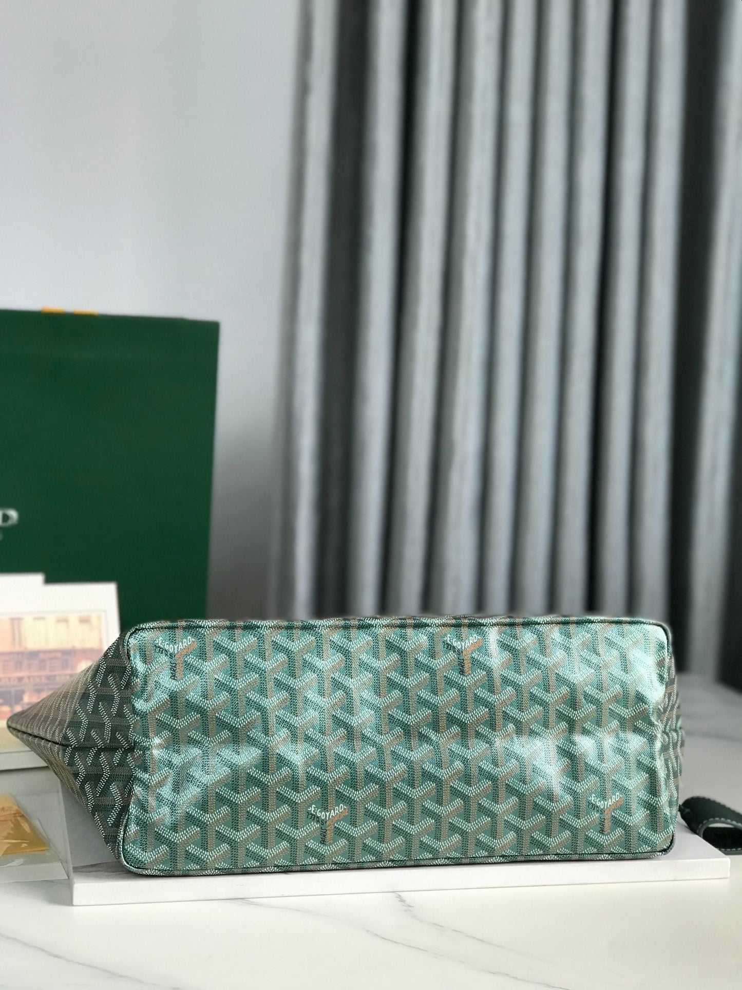 Bolso Saint Louis PM de 34 cm en lona verde con estampado de chevrolet y piel de becerro