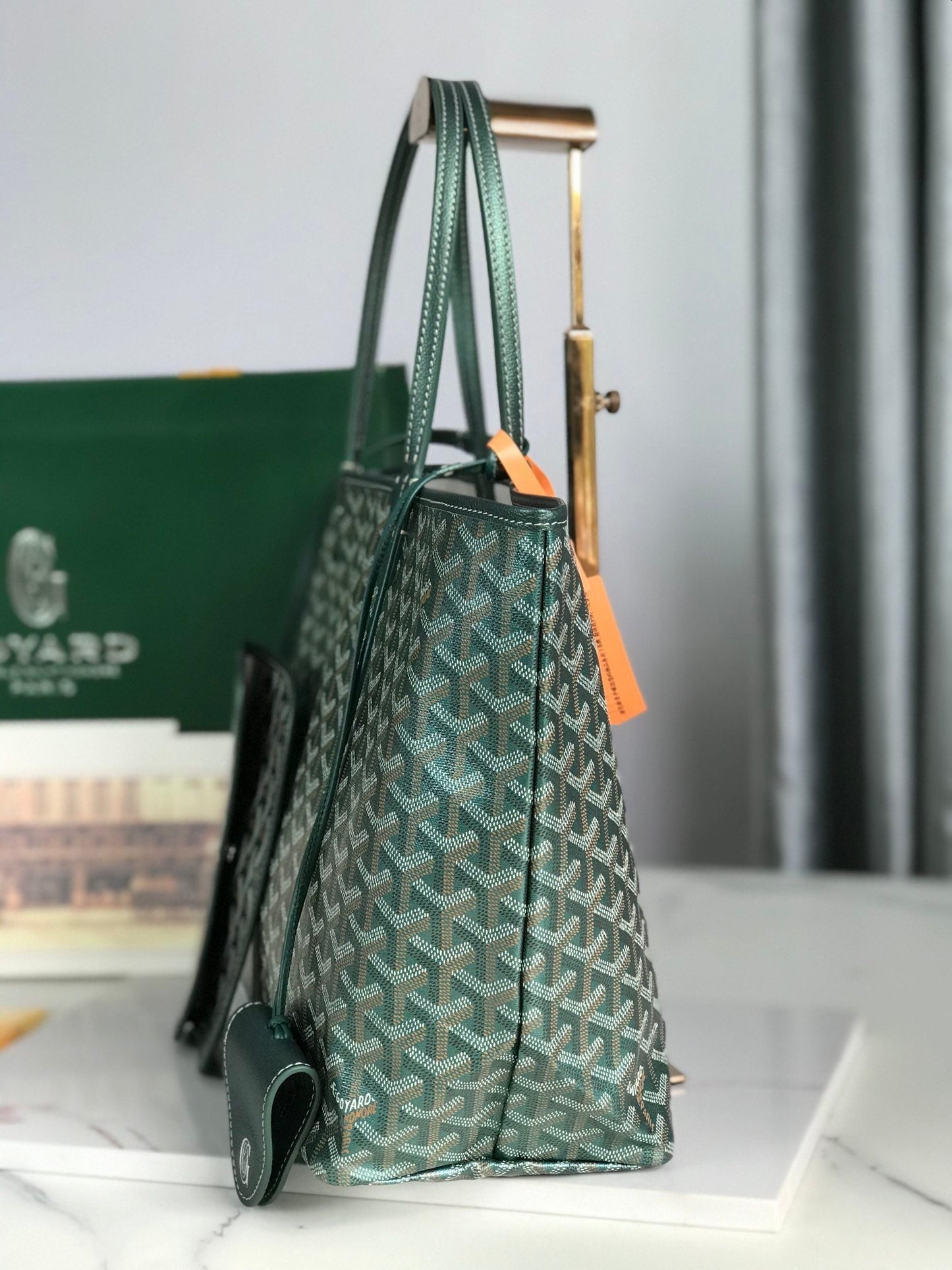 Bolso Saint Louis PM de 34 cm en lona verde con estampado de chevrolet y piel de becerro