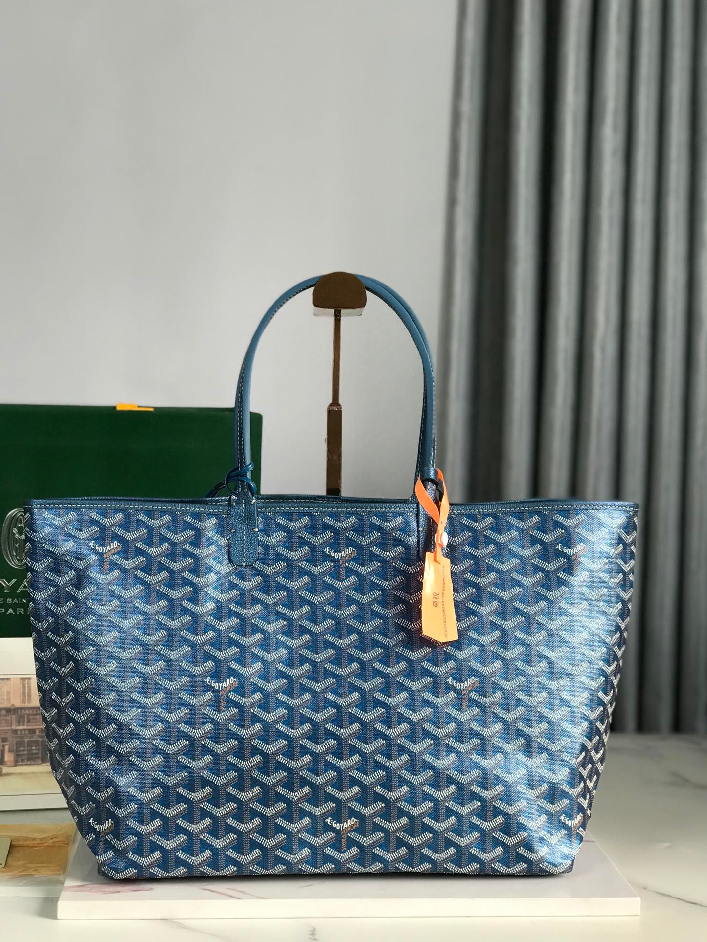 Bolso Saint Louis PM de 34 cm en lona azul marino con estampado de chevrolet y piel de becerro