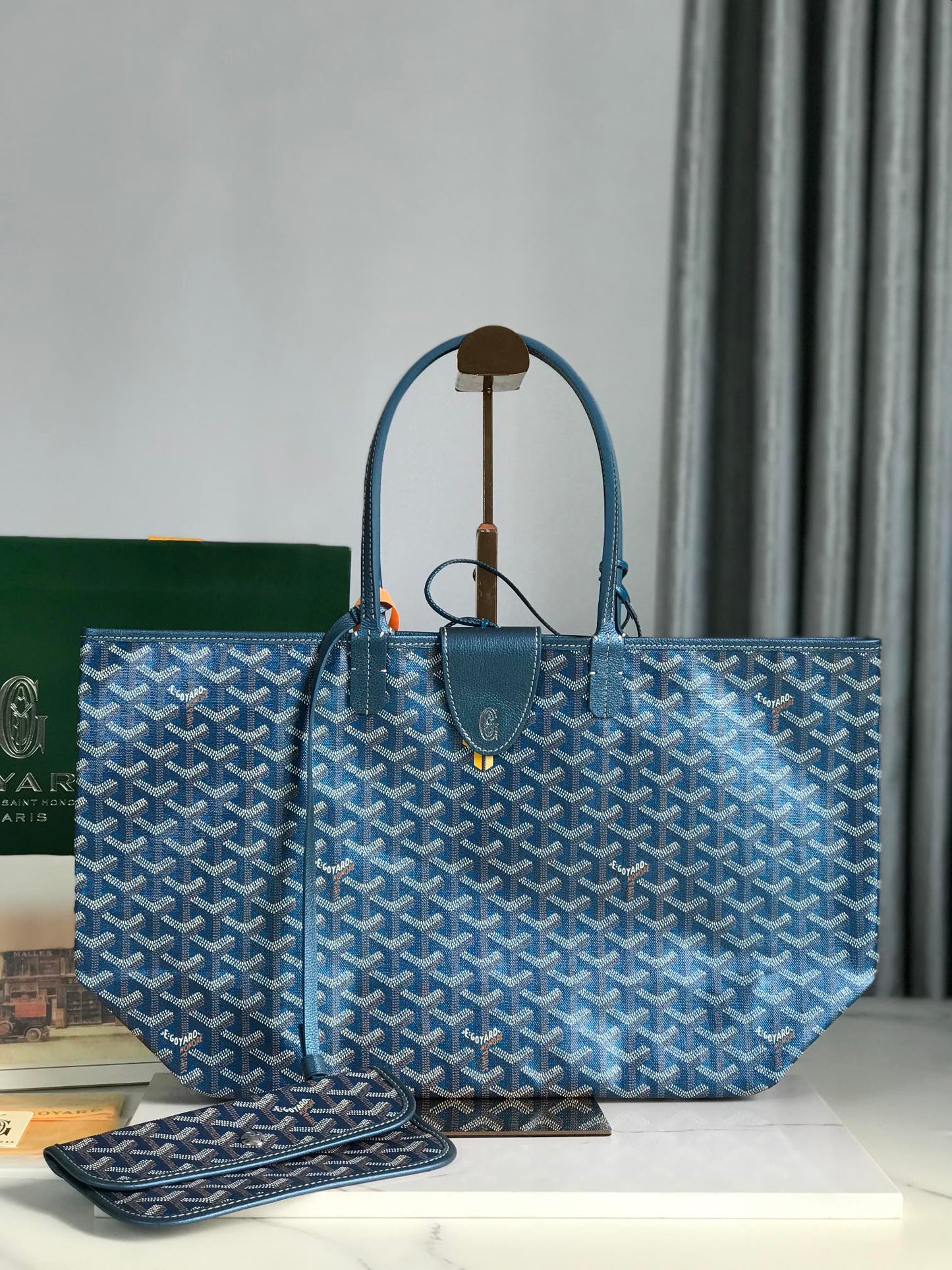 Bolso Saint Louis PM de 34 cm en lona azul marino con estampado de chevrolet y piel de becerro