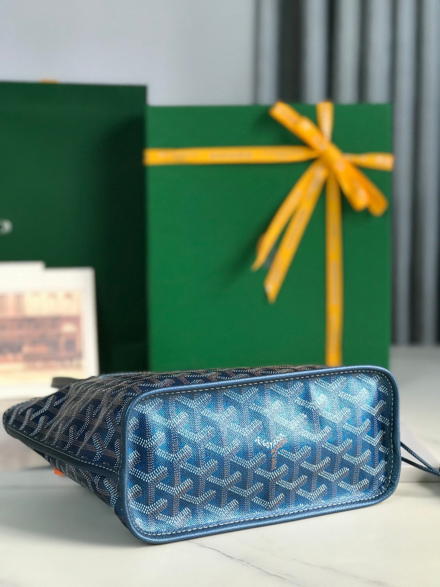 BOLSO ANJOU MINI 20 EN PIEL DE BECERRO AZUL MARINO Y LONA GOYARDINE