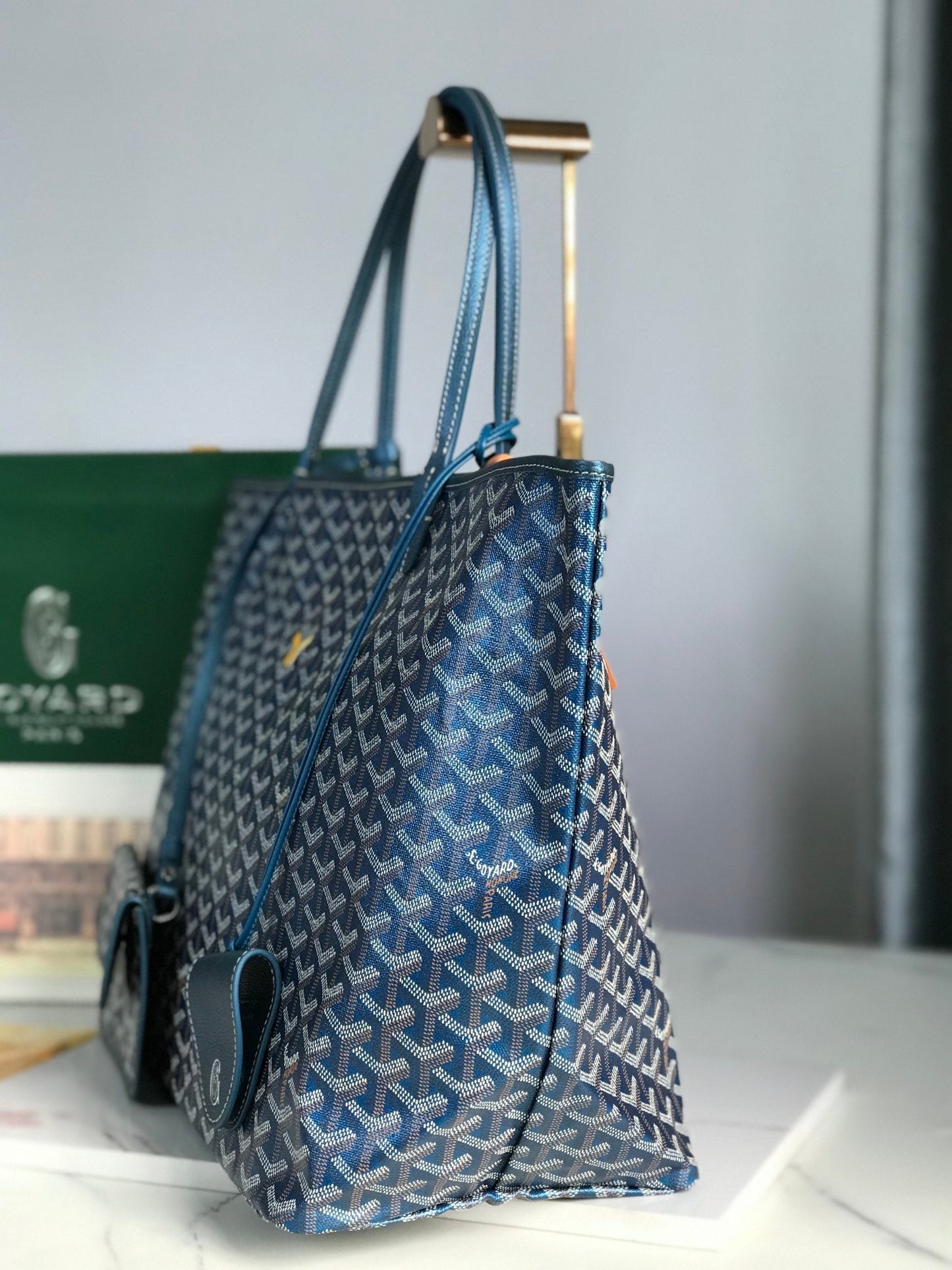 Bolso GM Saint Louis de 40 cm en lona azul marino con estampado de chevrolet y piel de becerro