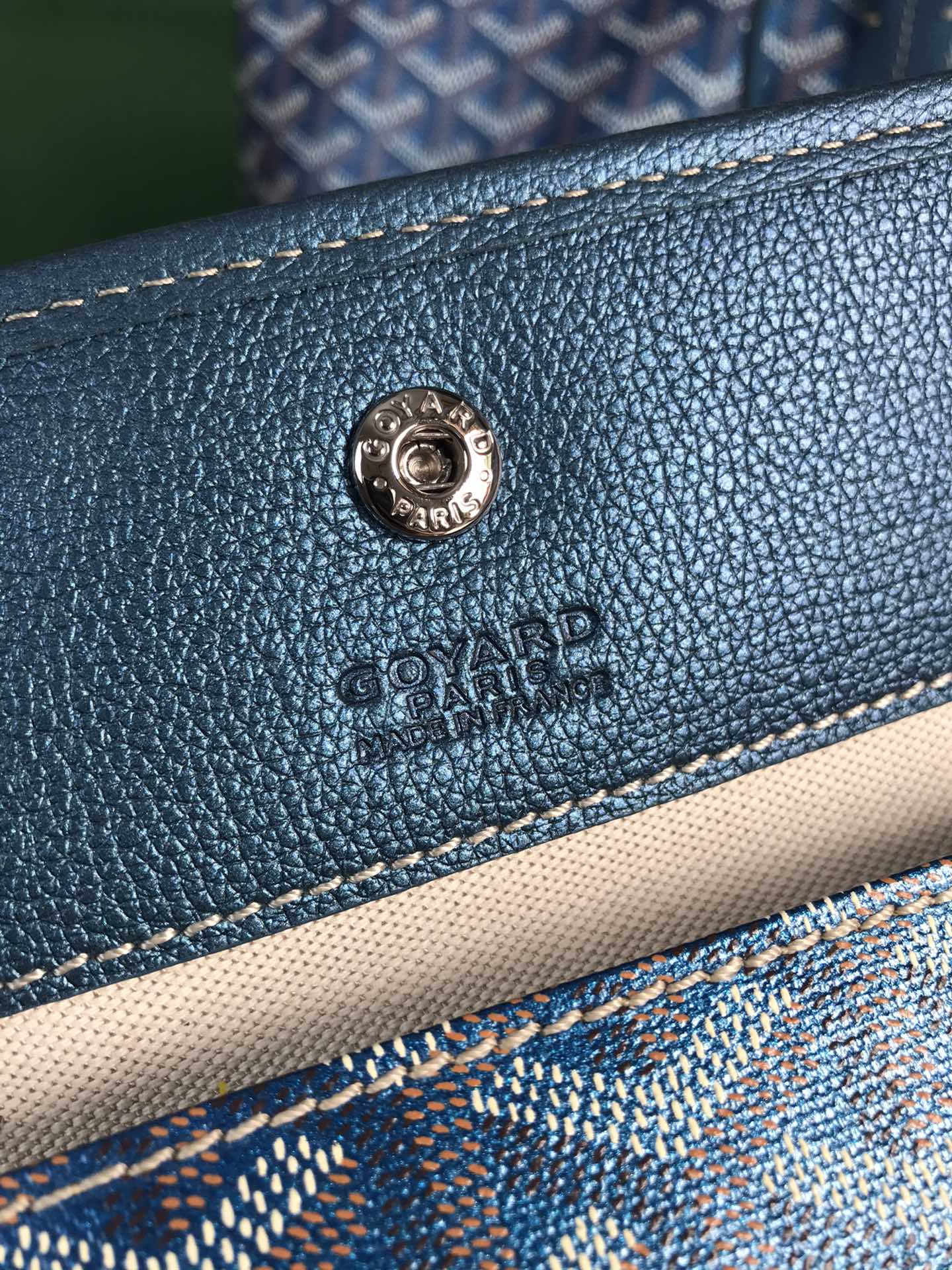 Bolso GM Saint Louis de 40 cm en lona azul marino con estampado de chevrolet y piel de becerro