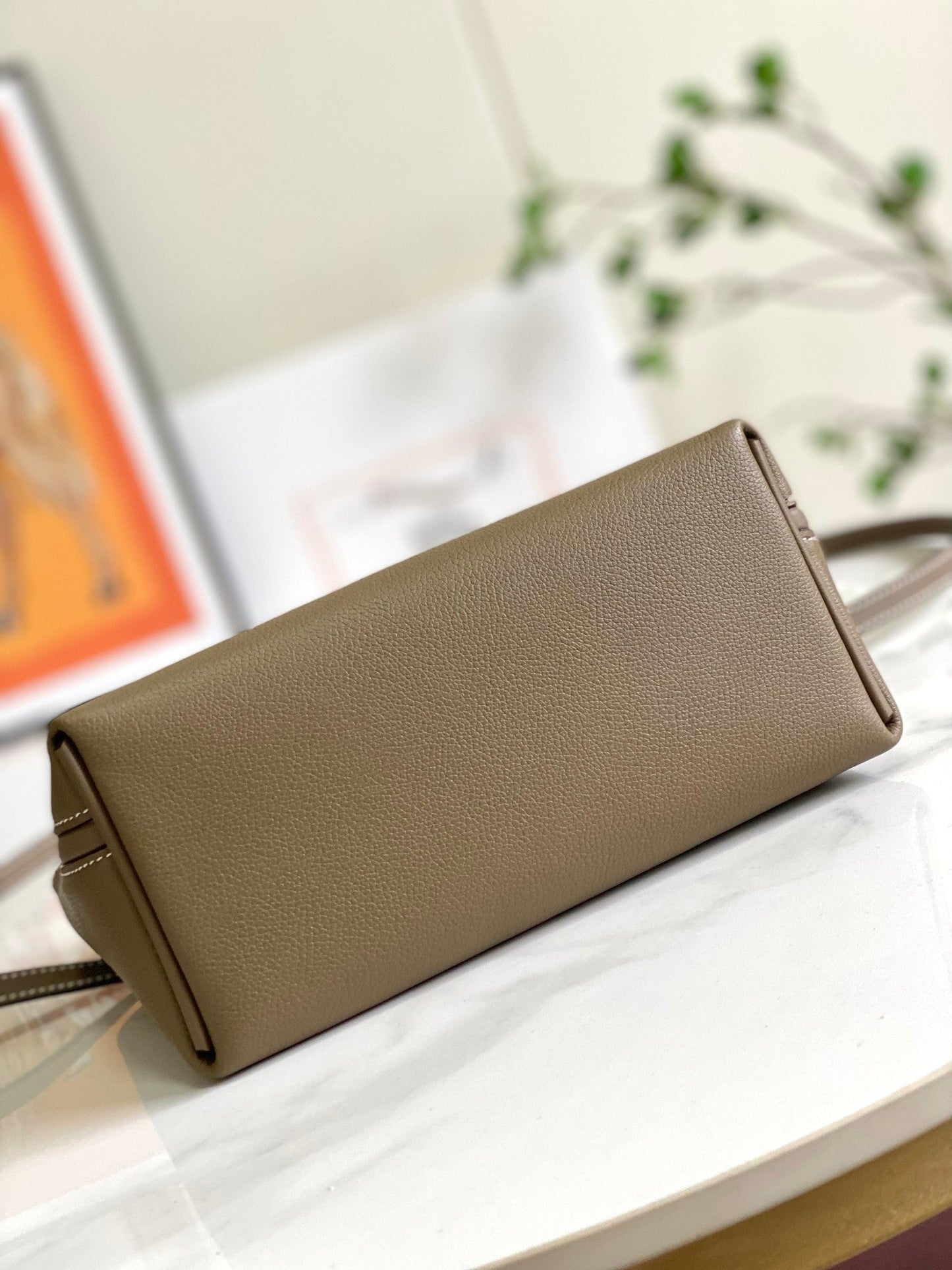 Bolso mini HM 24/24 de 21 cm, piel Etoupe Evercolor, herrajes plateados